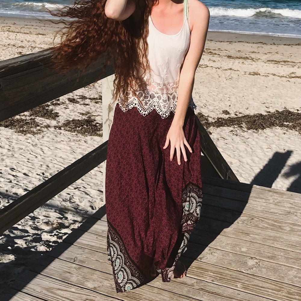 🎊5/$50 American Eagle Outfitters Burgundy Maxi Skirt with Paisley Border